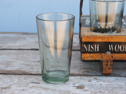 Particolare cestino in metallo vintage con 4 bicchieri in vetro. Dimensioni Cestino 21x21xh22 (finita al manico), bicchieri diametro 7xh12cm.