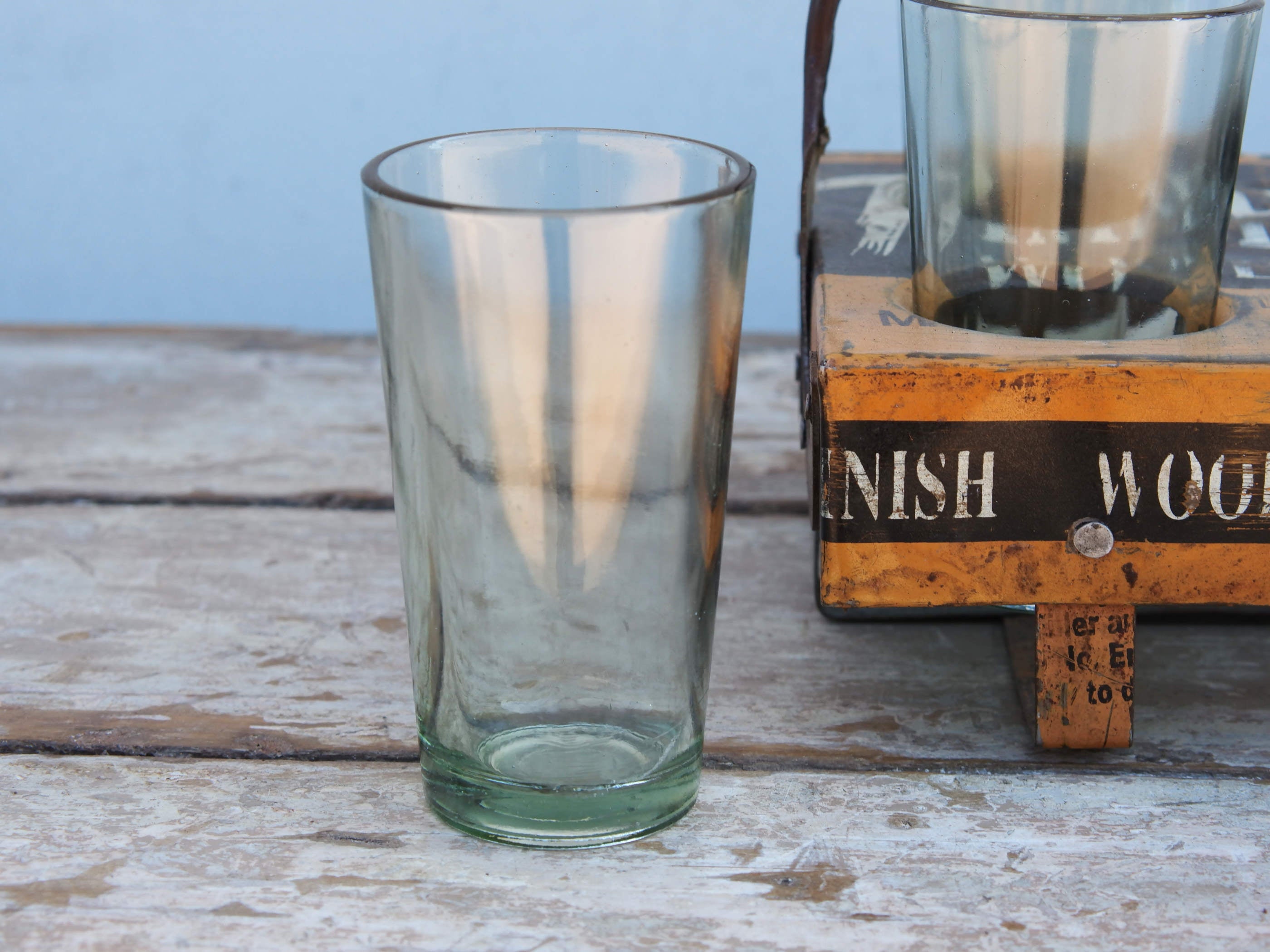Particolare cestino in metallo vintage con 4 bicchieri in vetro. Dimensioni Cestino 21x21xh22 (finita al manico), bicchieri diametro 7xh12cm.