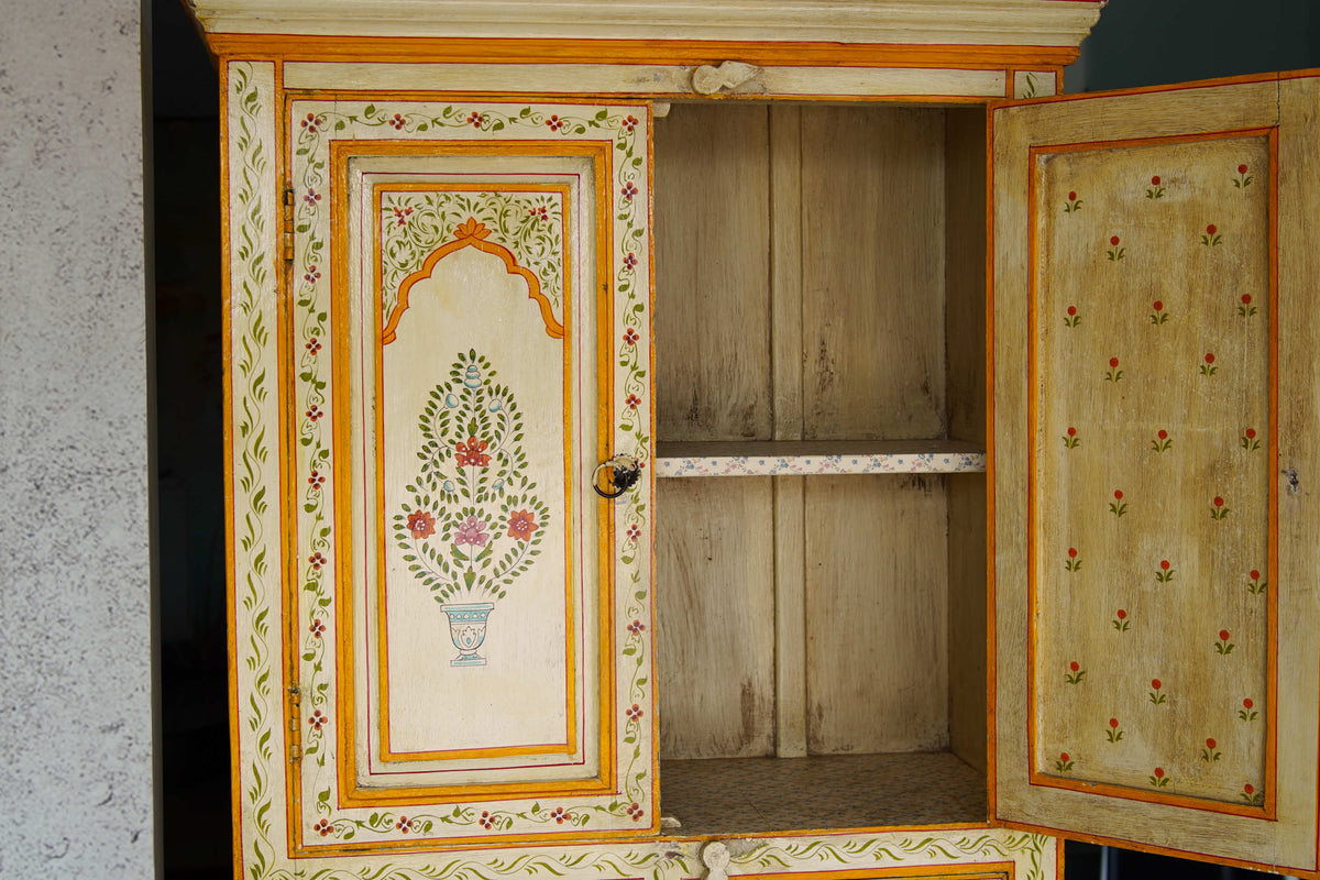 Stipone orientale in legno massello di teak con ante aperte per mostrare la capienza della struttura interna.