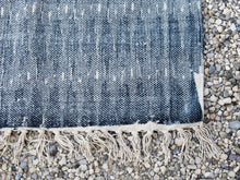 Carica l&#39;immagine nel visualizzatore di Gallery, tappeto indiano in cotone, canapa, lino e juta lavorato artigianalmente pezzo unico, si puo&#39; usare anche come arazzo da appendere, come stuoia, come corsia made in india  dimensioni 60x180cm