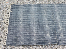 Carica l&#39;immagine nel visualizzatore di Gallery, tappeto indiano in cotone, canapa, lino e juta lavorato artigianalmente pezzo unico, si puo&#39; usare anche come arazzo da appendere, come stuoia, come corsia made in india  dimensioni 60x180cm