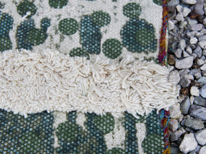 tappeto indiano in cotone, canapa, lino e juta con applicazione di nappette e pouff lavorato artigianalmente pezzo unico, si puo' usare anche come arazzo da appendere, come stuoia, come corsia made in india  dimensioni 48x180cm
