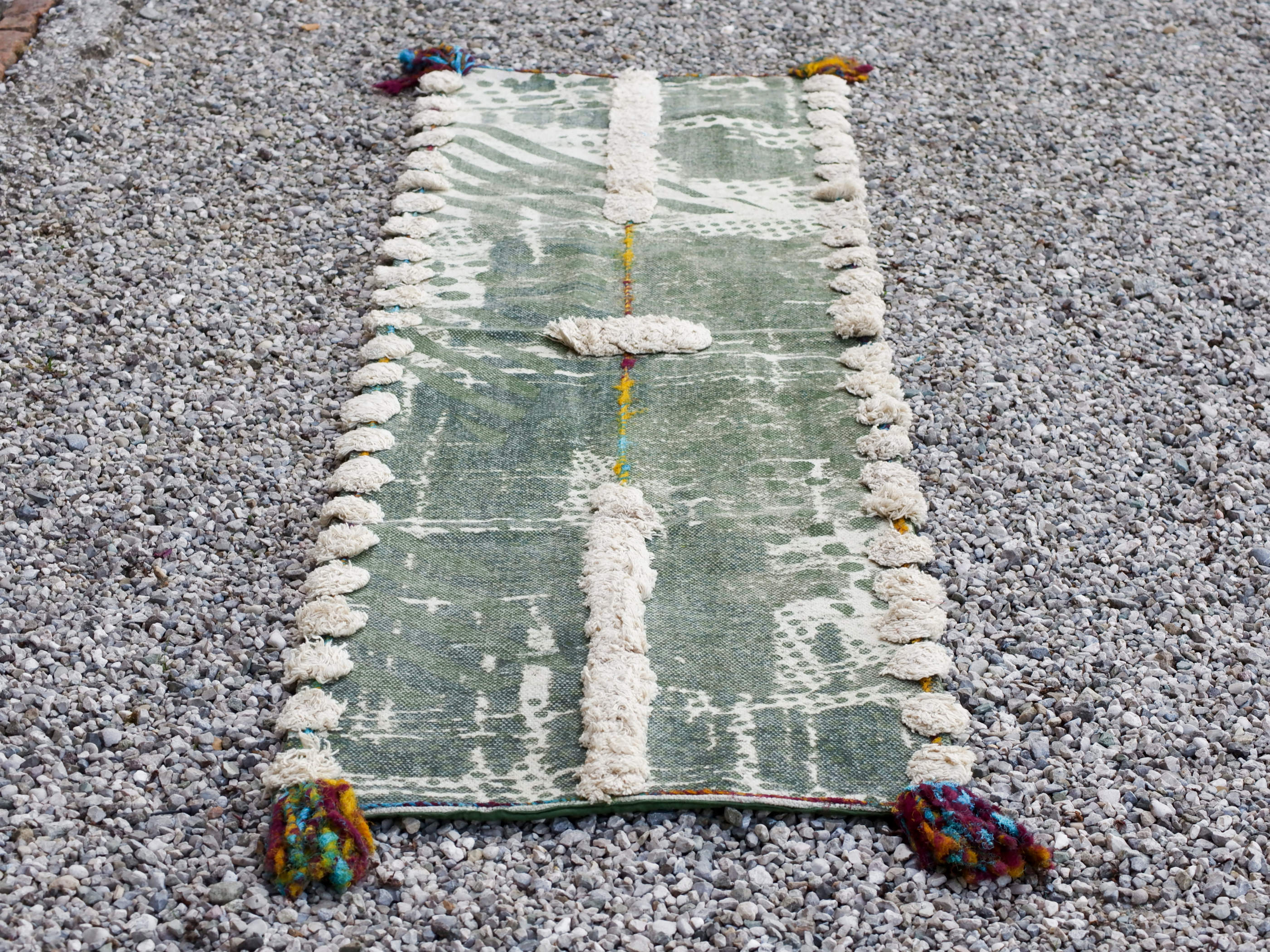 tappeto indiano in cotone, canapa, lino e juta con applicazione di nappette e pouff lavorato artigianalmente pezzo unico, si puo' usare anche come arazzo da appendere, come stuoia, come corsia made in india  dimensioni 48x180cm