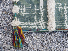 Carica l&#39;immagine nel visualizzatore di Gallery, tappeto indiano in cotone, canapa, lino e juta con applicazione di nappette e pouff lavorato artigianalmente pezzo unico, si puo&#39; usare anche come arazzo da appendere, come stuoia, come corsia made in india  dimensioni 48x180cm