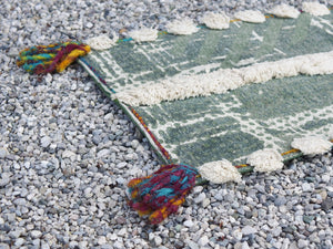 tappeto indiano in cotone, canapa, lino e juta con applicazione di nappette e pouff lavorato artigianalmente pezzo unico, si puo' usare anche come arazzo da appendere, come stuoia, come corsia made in india  dimensioni 48x180cm