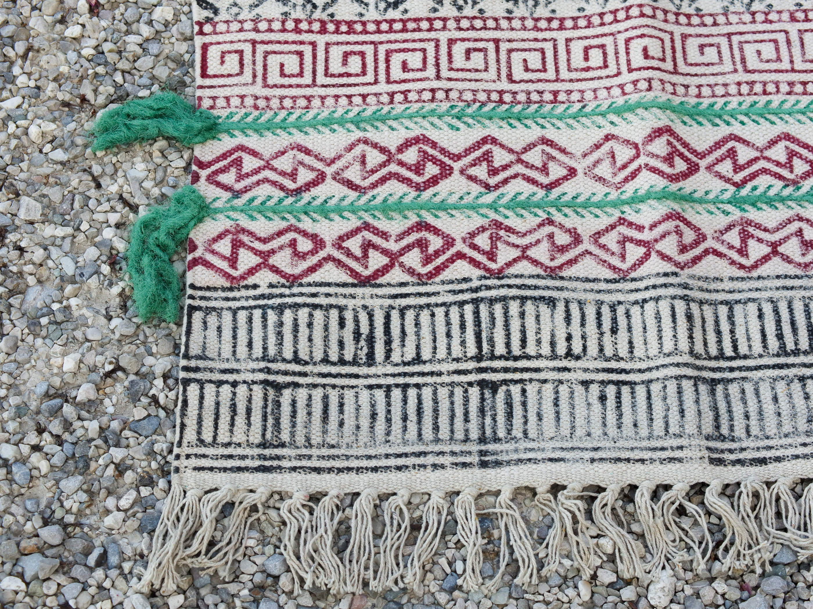 tappeto indiano in cotone, canapa, lino e juta con applicazione di nappette lavorato artigianalmente pezzo unico, si puo' usare anche come arazzo da appendere, come stuoia, come corsia made in india  dimensioni 95x62cm