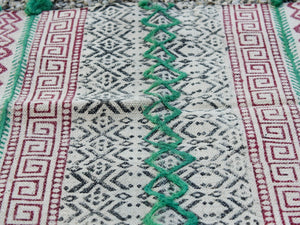 tappeto indiano in cotone, canapa, lino e juta con applicazione di nappette lavorato artigianalmente pezzo unico, si puo' usare anche come arazzo da appendere, come stuoia, come corsia made in india  dimensioni 95x62cm