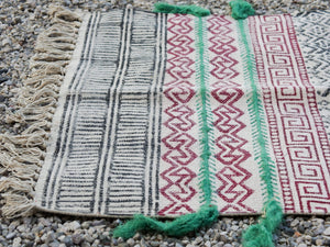 tappeto indiano in cotone, canapa, lino e juta con applicazione di nappette lavorato artigianalmente pezzo unico, si puo' usare anche come arazzo da appendere, come stuoia, come corsia made in india  dimensioni 95x62cm