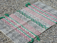 Carica l&#39;immagine nel visualizzatore di Gallery, tappeto indiano in cotone, canapa, lino e juta con applicazione di nappette lavorato artigianalmente pezzo unico, si puo&#39; usare anche come arazzo da appendere, come stuoia, come corsia made in india  dimensioni 95x62cm