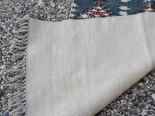 Carica l&#39;immagine nel visualizzatore di Gallery, tappeto indiano in cotone, canapa, lino e juta lavorato artigianalmente a ricamo pezzo unico, si puo&#39; usare anche come arazzo da appendere, come stuoia, come corsia made in india  dimensioni 63x190cm