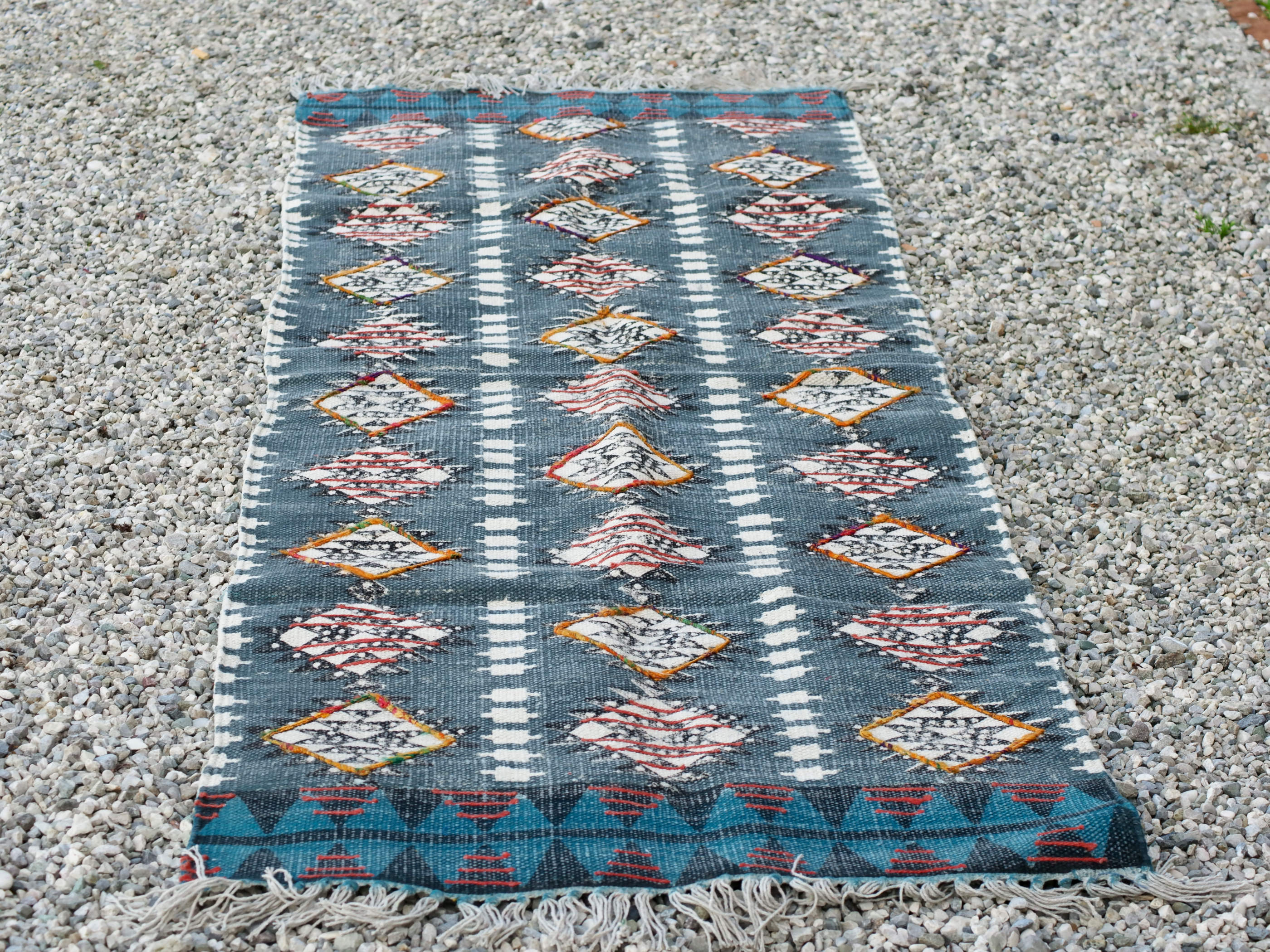 tappeto indiano in cotone, canapa, lino e juta lavorato artigianalmente a ricamo pezzo unico, si puo' usare anche come arazzo da appendere, come stuoia, come corsia made in india  dimensioni 63x190cm