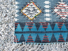 Carica l&#39;immagine nel visualizzatore di Gallery, tappeto indiano in cotone, canapa, lino e juta lavorato artigianalmente a ricamo pezzo unico, si puo&#39; usare anche come arazzo da appendere, come stuoia, come corsia made in india  dimensioni 63x190cm