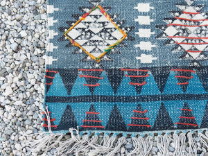 tappeto indiano in cotone, canapa, lino e juta lavorato artigianalmente a ricamo pezzo unico, si puo' usare anche come arazzo da appendere, come stuoia, come corsia made in india  dimensioni 63x190cm