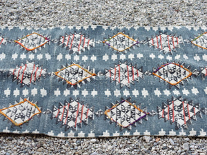 tappeto indiano in cotone, canapa, lino e juta lavorato artigianalmente a ricamo pezzo unico, si puo' usare anche come arazzo da appendere, come stuoia, come corsia made in india  dimensioni 63x190cm