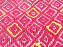 Carica l&#39;immagine nel visualizzatore di Gallery, tappeto indiano in cotone, canapa, lino e juta lavorato artigianalmente a ricamo pezzo unico, si puo&#39; usare anche come arazzo da appendere, come stuoia, come corsia made in india  dimensioni 59x88cm
