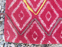 Carica l&#39;immagine nel visualizzatore di Gallery, tappeto indiano in cotone, canapa, lino e juta lavorato artigianalmente a ricamo pezzo unico, si puo&#39; usare anche come arazzo da appendere, come stuoia, come corsia made in india  dimensioni 59x88cm