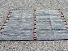 Carica l&#39;immagine nel visualizzatore di Gallery, tappeto indiano in cotone, canapa, lino e juta con applicazione di pouff lavorato artigianalmente pezzo unico, si puo&#39; usare anche come arazzo da appendere, come stuoia, come corsia made in india  dimensioni 63x180cm