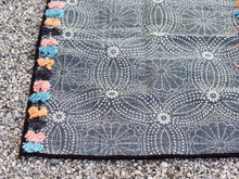 Carica l&#39;immagine nel visualizzatore di Gallery, tappeto indiano in cotone, canapa, lino e juta con applicazione di pouff lavorato artigianalmente pezzo unico, si puo&#39; usare anche come arazzo da appendere, come stuoia, come corsia made in india  dimensioni 63x180cm
