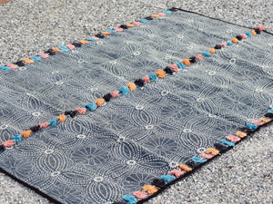 tappeto indiano in cotone, canapa, lino e juta con applicazione di pouff lavorato artigianalmente pezzo unico, si puo' usare anche come arazzo da appendere, come stuoia, come corsia made in india  dimensioni 63x180cm