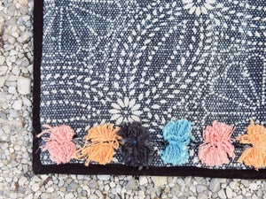 tappeto indiano in cotone, canapa, lino e juta con applicazione di pouff lavorato artigianalmente pezzo unico, si puo' usare anche come arazzo da appendere, come stuoia, come corsia made in india  dimensioni 63x180cm