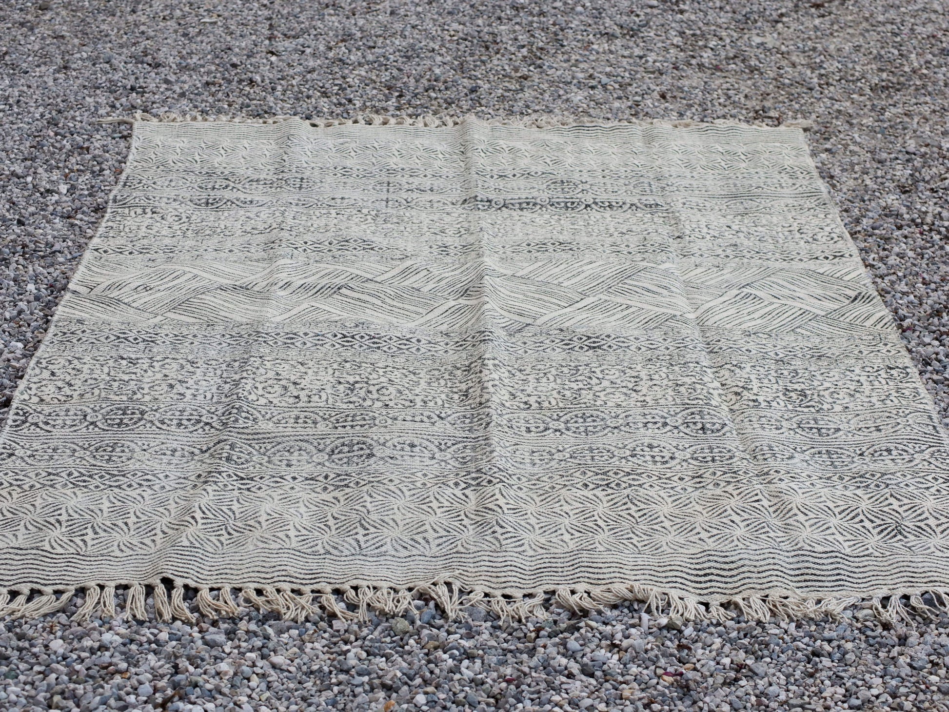 tappeto indiano in cotone, canapa, lino e juta lavorato artigianalmente  pezzo unico, si puo' usare anche come arazzo da appendere, come stuoia, come corsia made in india  dimensioni 120x190cm