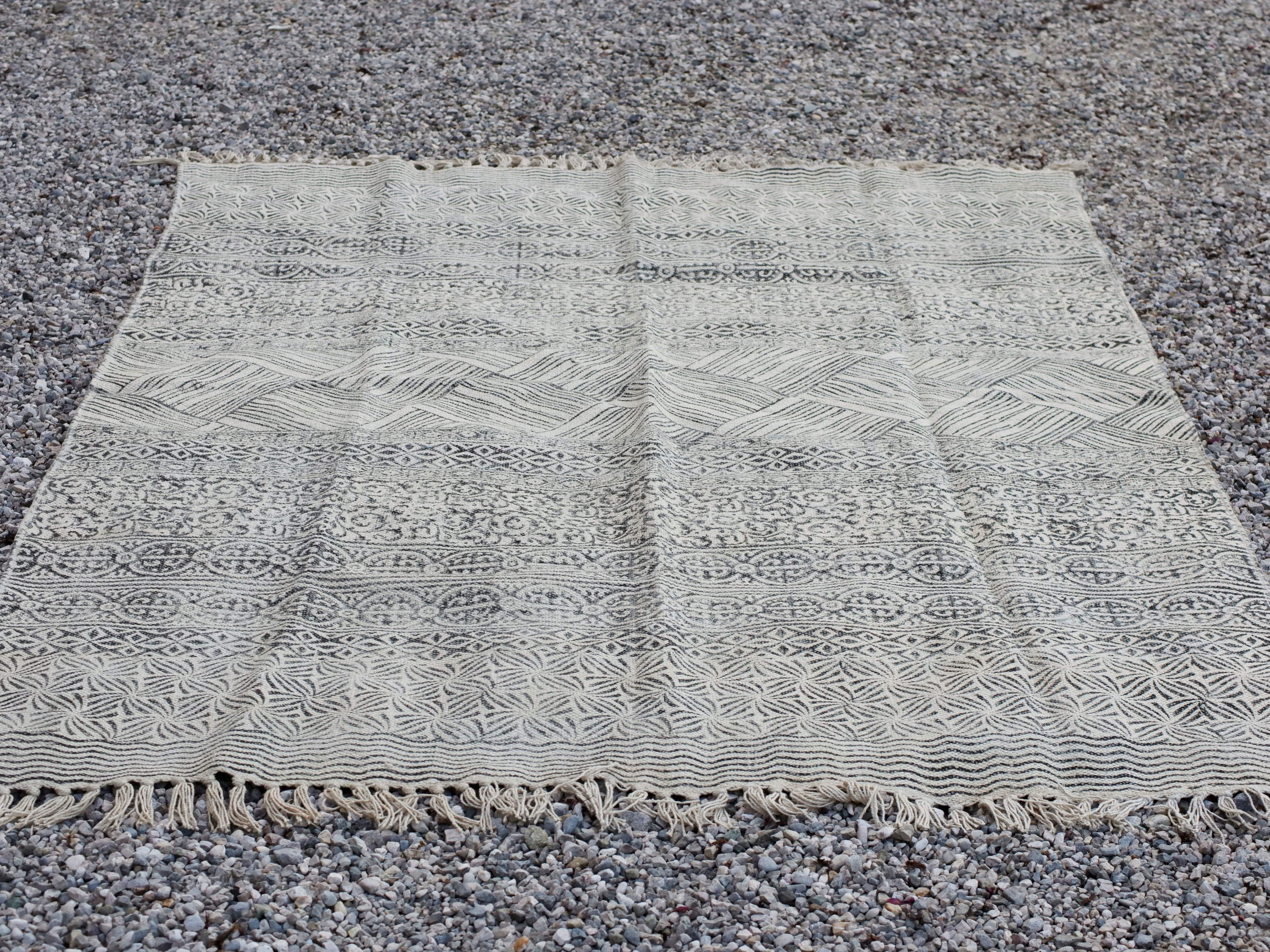 tappeto indiano in cotone, canapa, lino e juta lavorato artigianalmente  pezzo unico, si puo' usare anche come arazzo da appendere, come stuoia, come corsia made in india  dimensioni 120x190cm
