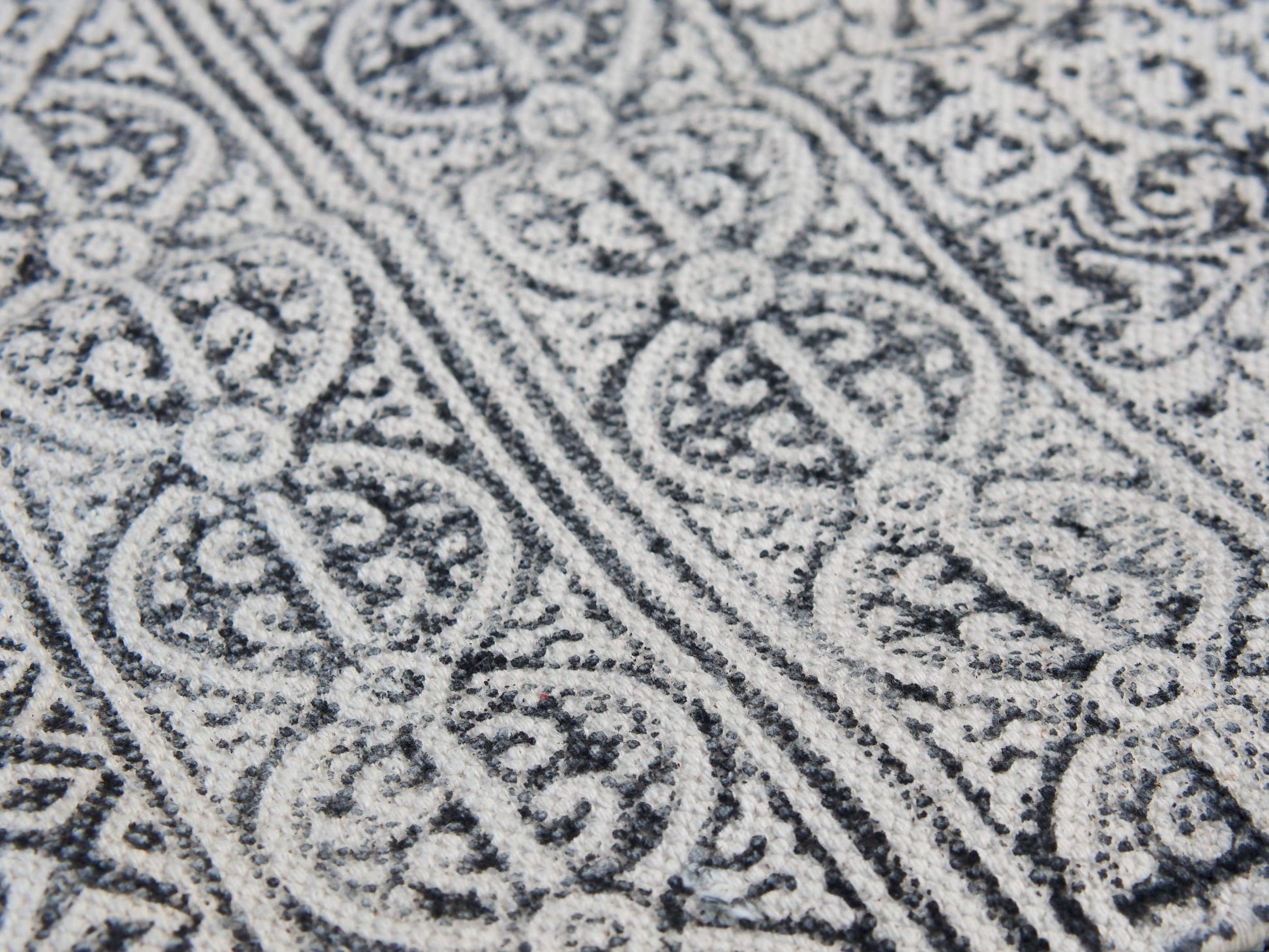 tappeto indiano in cotone, canapa, lino e juta lavorato artigianalmente  pezzo unico, si puo' usare anche come arazzo da appendere, come stuoia, come corsia made in india  dimensioni 120x190cm