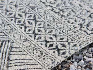 tappeto indiano in cotone, canapa, lino e juta lavorato artigianalmente  pezzo unico, si puo' usare anche come arazzo da appendere, come stuoia, come corsia made in india  dimensioni 120x190cm