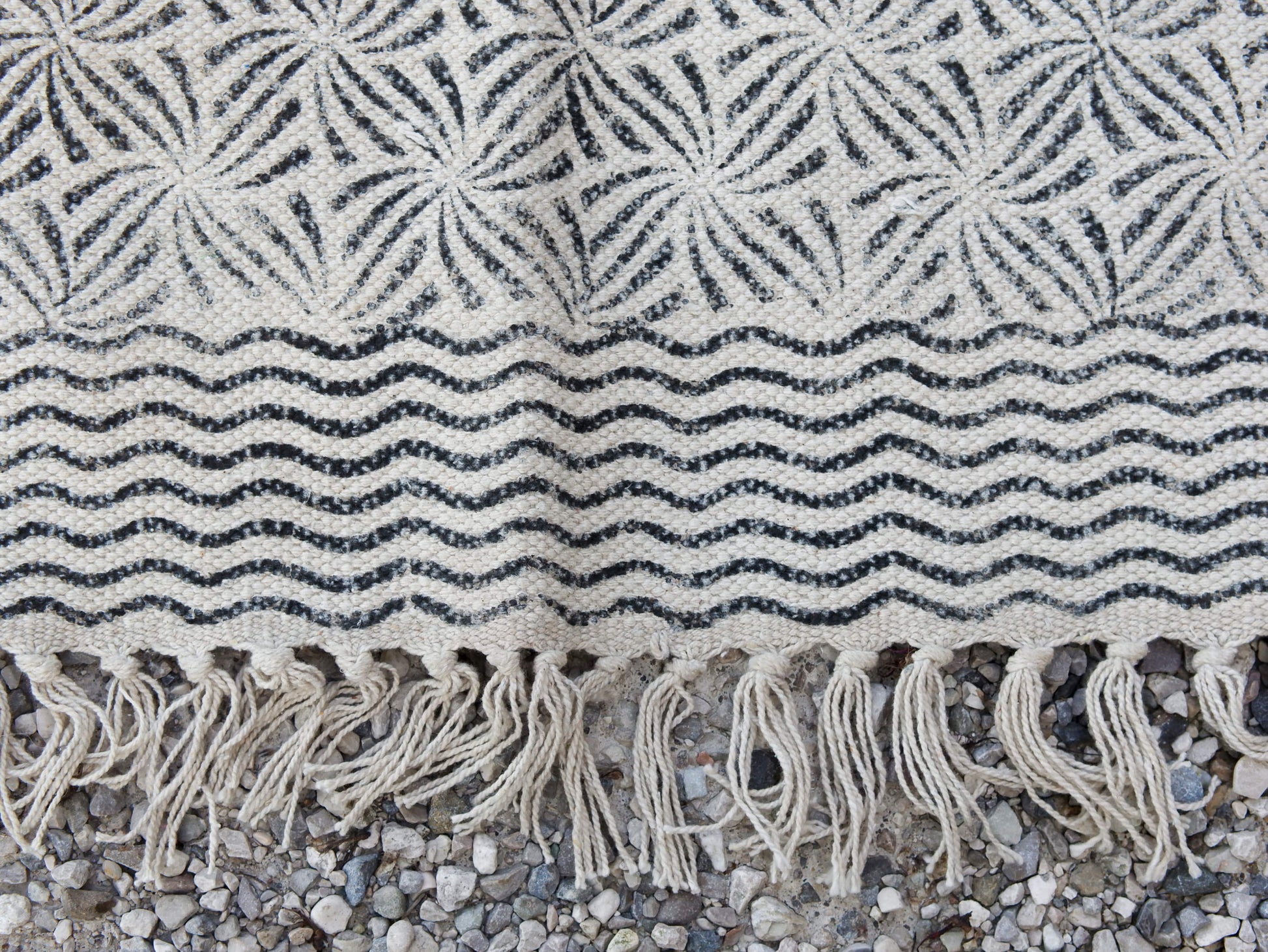 tappeto indiano in cotone, canapa, lino e juta lavorato artigianalmente  pezzo unico, si puo' usare anche come arazzo da appendere, come stuoia, come corsia made in india  dimensioni 120x190cm