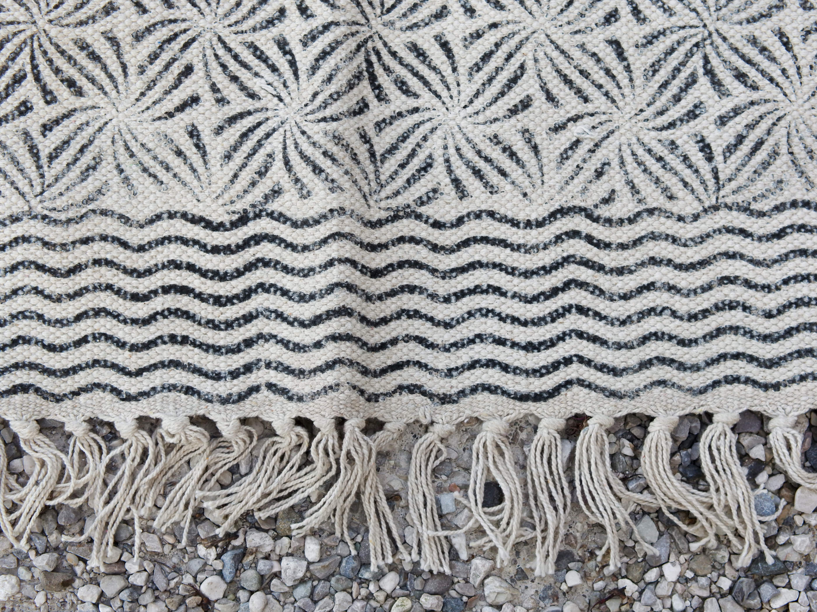 tappeto indiano in cotone, canapa, lino e juta lavorato artigianalmente  pezzo unico, si puo' usare anche come arazzo da appendere, come stuoia, come corsia made in india  dimensioni 120x190cm
