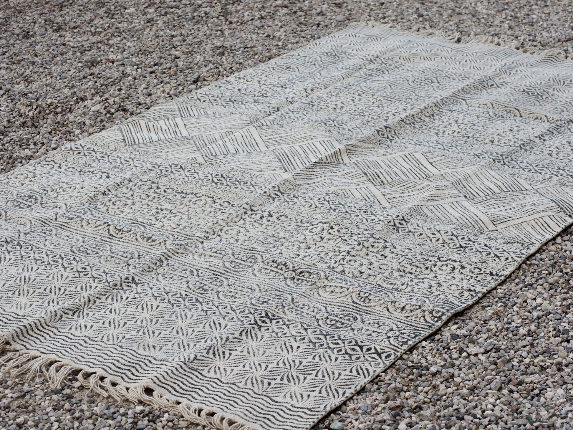 tappeto indiano in cotone, canapa, lino e juta lavorato artigianalmente  pezzo unico, si puo' usare anche come arazzo da appendere, come stuoia, come corsia made in india  dimensioni 120x190cm