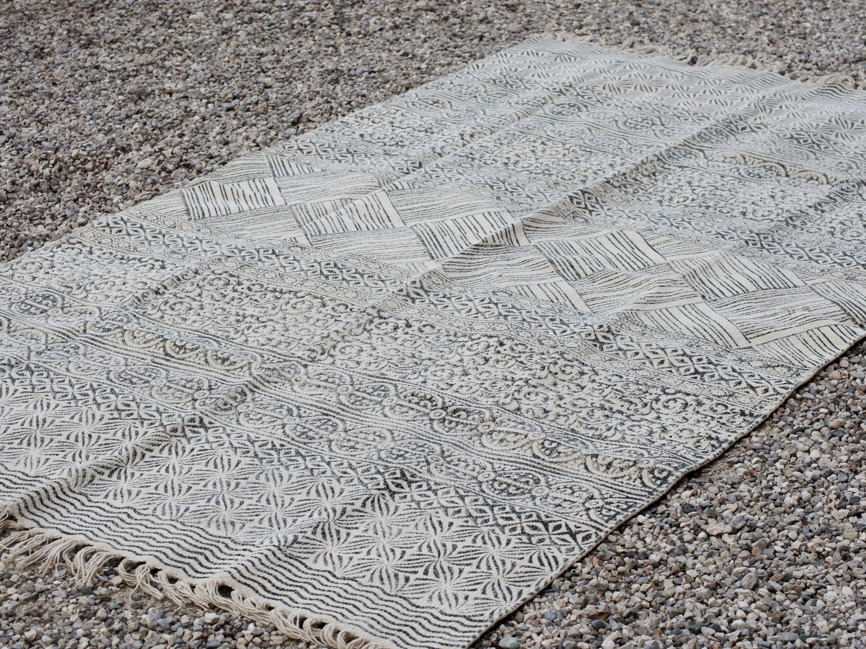 tappeto indiano in cotone, canapa, lino e juta lavorato artigianalmente  pezzo unico, si puo' usare anche come arazzo da appendere, come stuoia, come corsia made in india  dimensioni 120x190cm