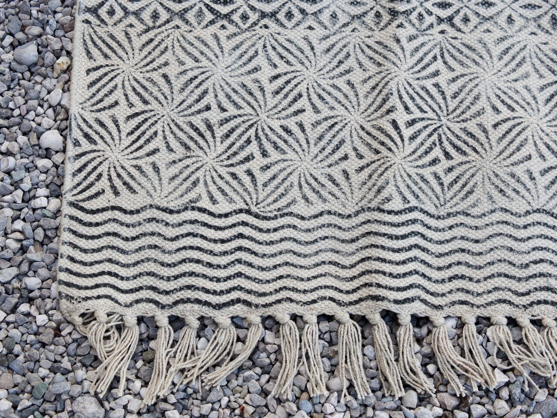 tappeto indiano in cotone, canapa, lino e juta lavorato artigianalmente  pezzo unico, si puo' usare anche come arazzo da appendere, come stuoia, come corsia made in india  dimensioni 120x190cm