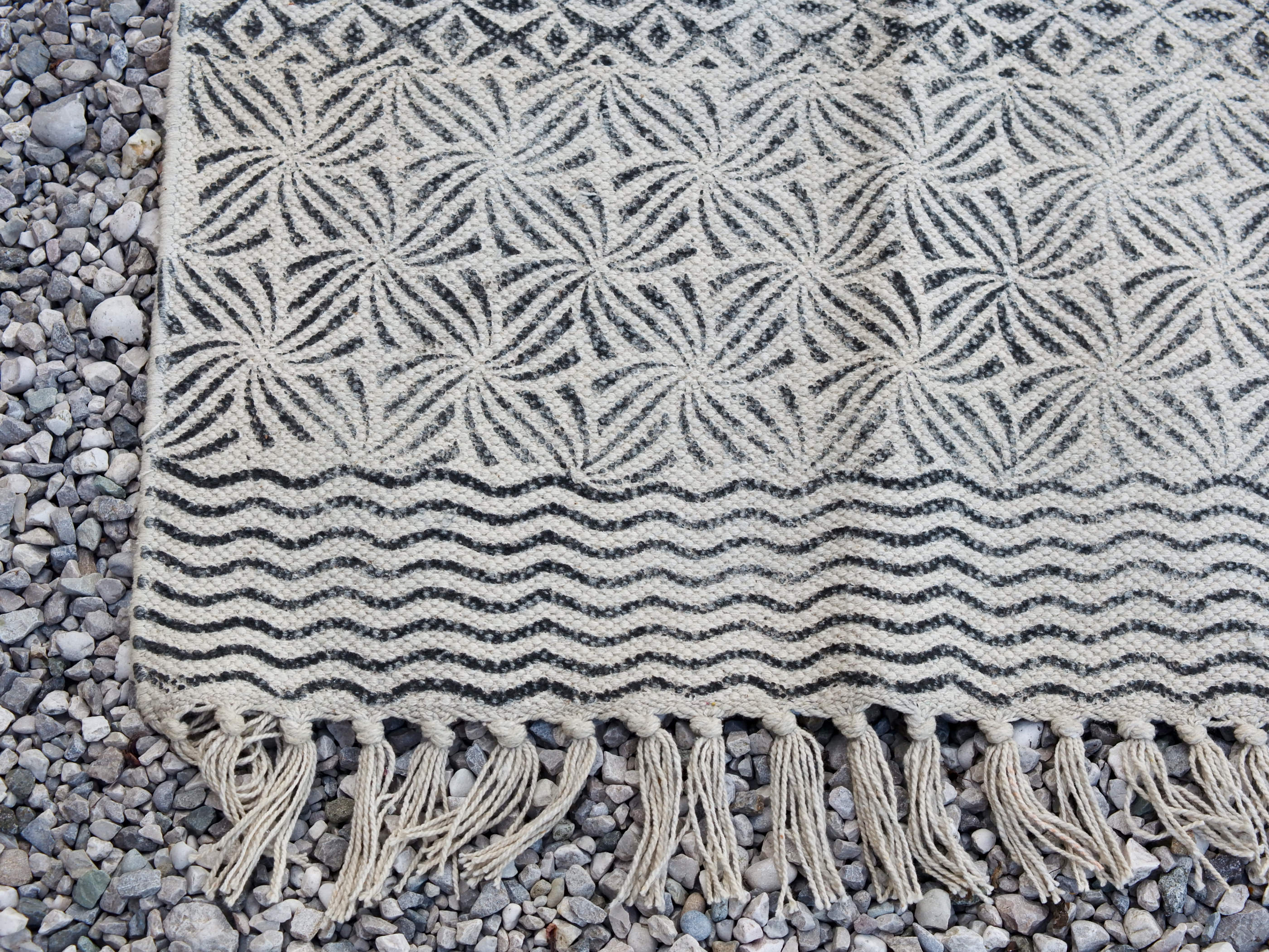 tappeto indiano in cotone, canapa, lino e juta lavorato artigianalmente  pezzo unico, si puo' usare anche come arazzo da appendere, come stuoia, come corsia made in india  dimensioni 120x190cm