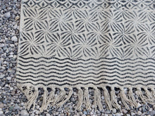 Carica l&#39;immagine nel visualizzatore di Gallery, tappeto indiano in cotone, canapa, lino e juta lavorato artigianalmente  pezzo unico, si puo&#39; usare anche come arazzo da appendere, come stuoia, come corsia made in india  dimensioni 120x190cm