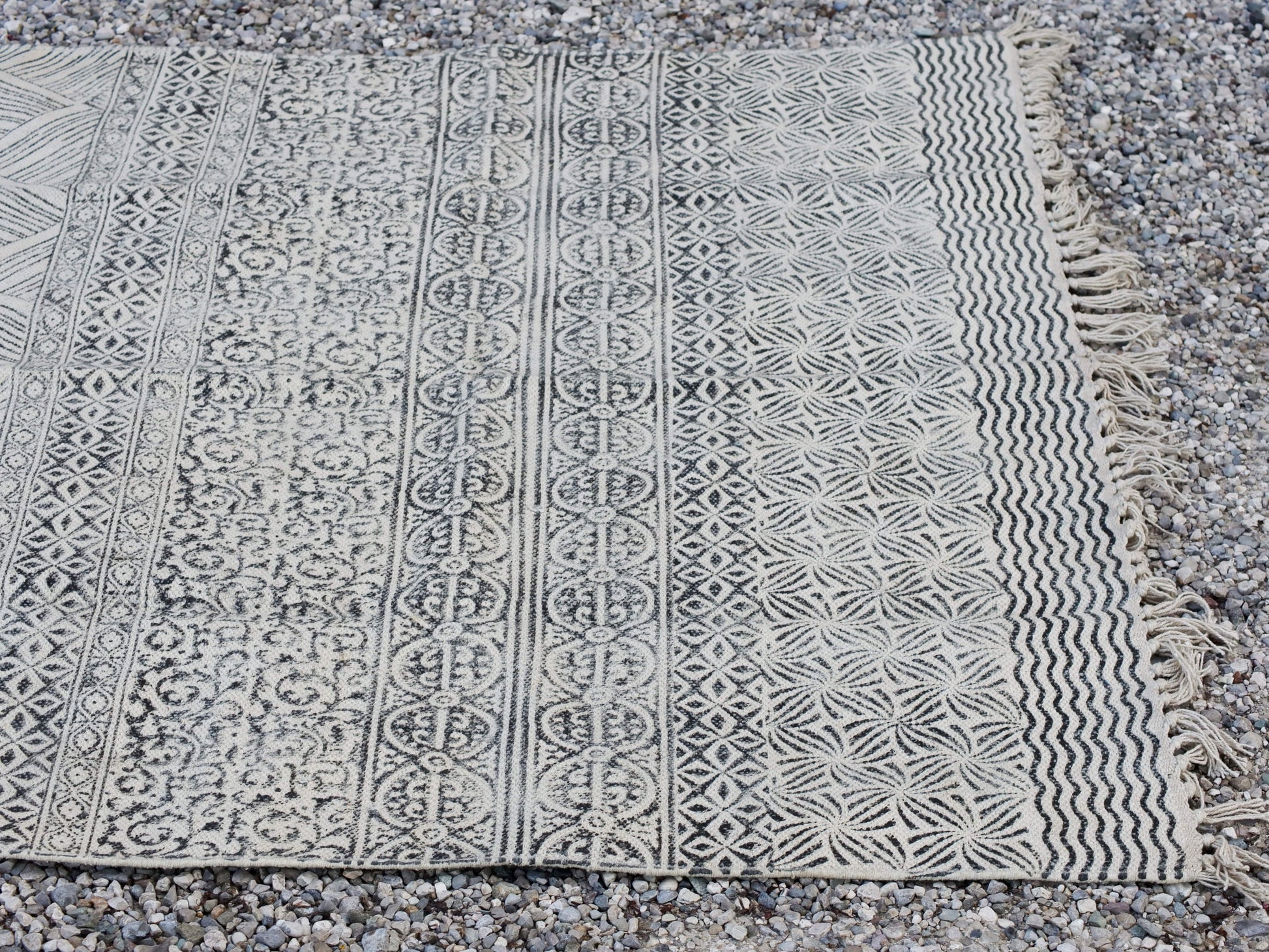 tappeto indiano in cotone, canapa, lino e juta lavorato artigianalmente  pezzo unico, si puo' usare anche come arazzo da appendere, come stuoia, come corsia made in india  dimensioni 120x190cm