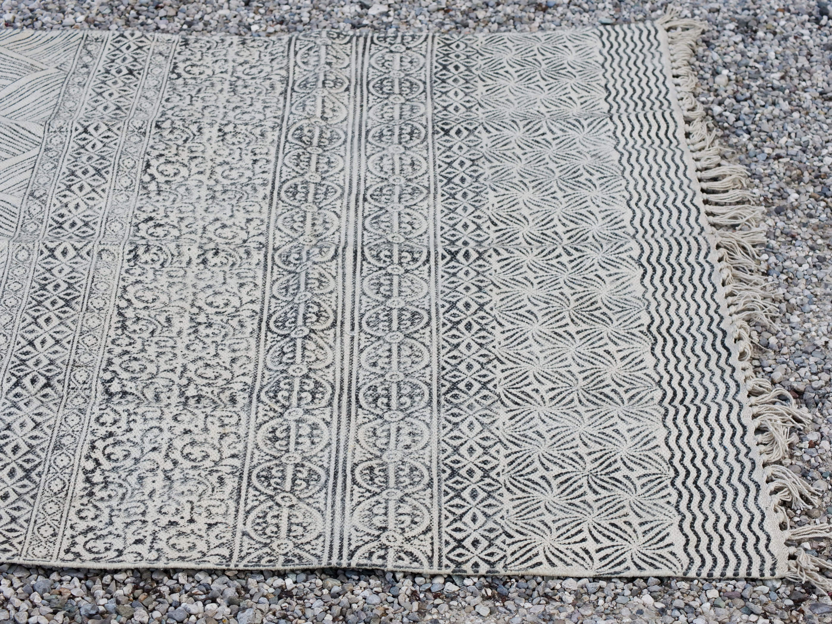 tappeto indiano in cotone, canapa, lino e juta lavorato artigianalmente  pezzo unico, si puo' usare anche come arazzo da appendere, come stuoia, come corsia made in india  dimensioni 120x190cm