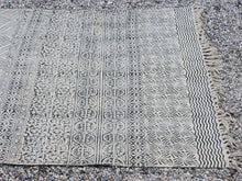 Carica l&#39;immagine nel visualizzatore di Gallery, tappeto indiano in cotone, canapa, lino e juta lavorato artigianalmente  pezzo unico, si puo&#39; usare anche come arazzo da appendere, come stuoia, come corsia made in india  dimensioni 120x190cm
