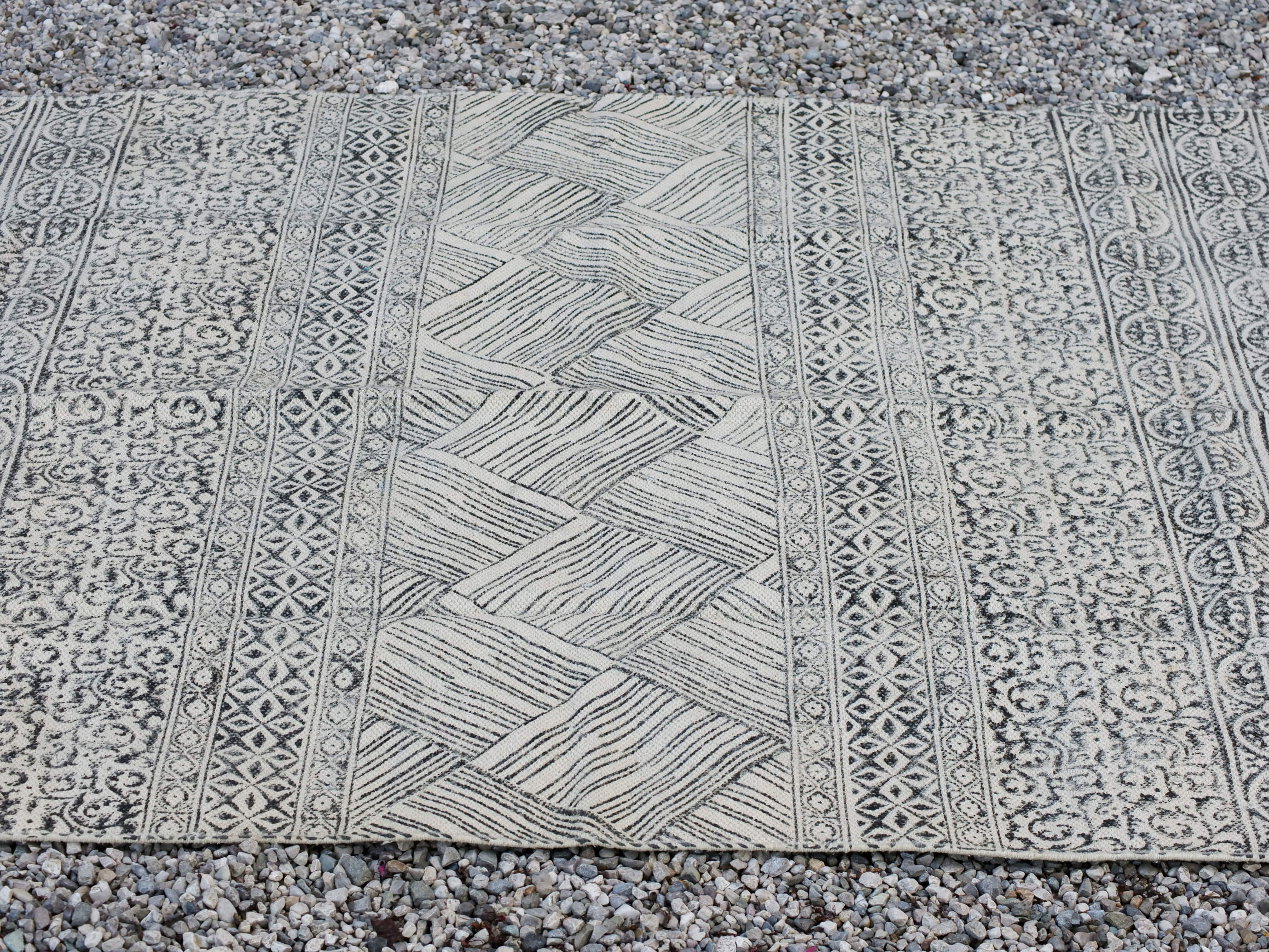tappeto indiano in cotone, canapa, lino e juta lavorato artigianalmente  pezzo unico, si puo' usare anche come arazzo da appendere, come stuoia, come corsia made in india  dimensioni 120x190cm