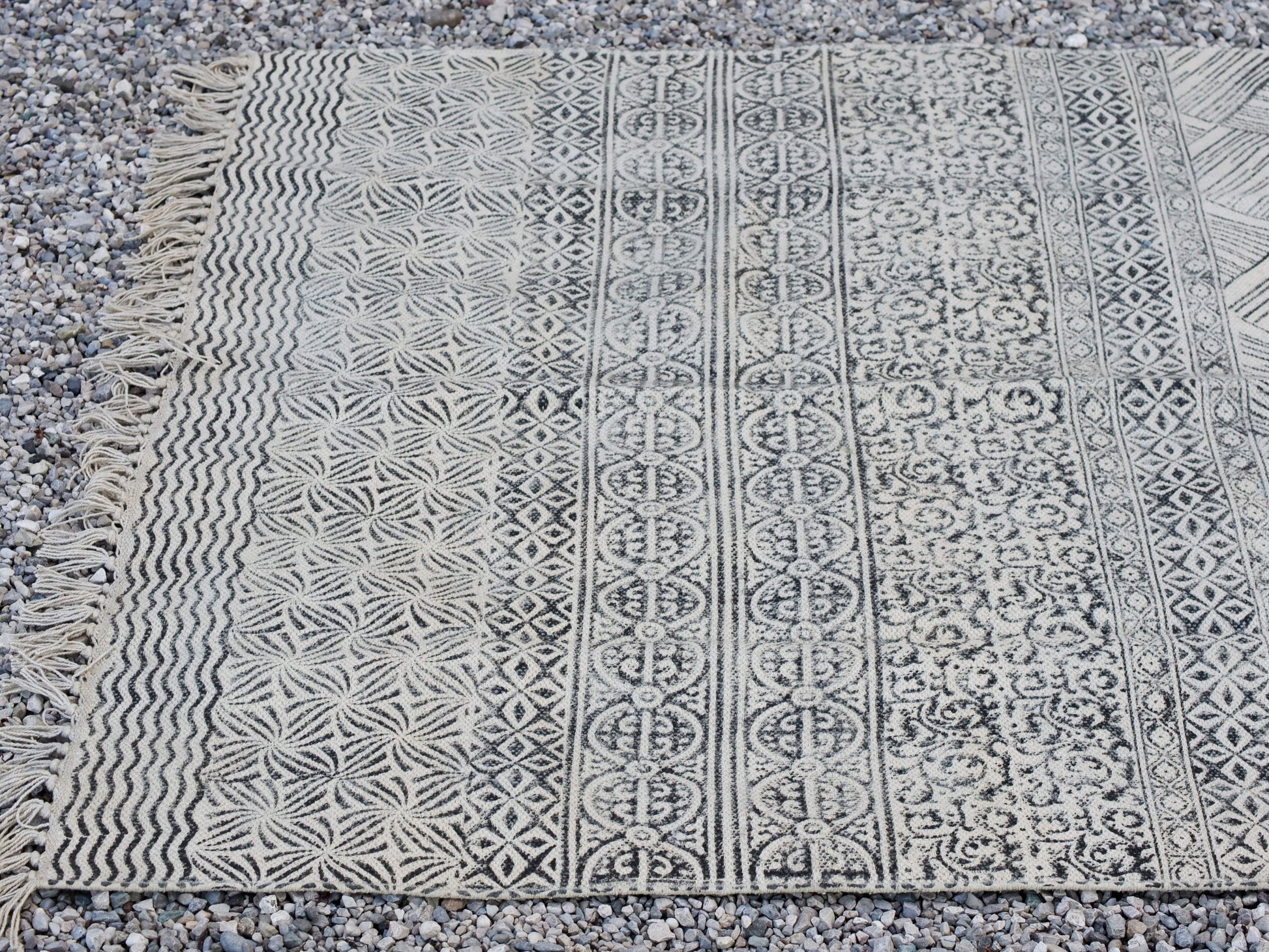 tappeto indiano in cotone, canapa, lino e juta lavorato artigianalmente  pezzo unico, si puo' usare anche come arazzo da appendere, come stuoia, come corsia made in india  dimensioni 120x190cm