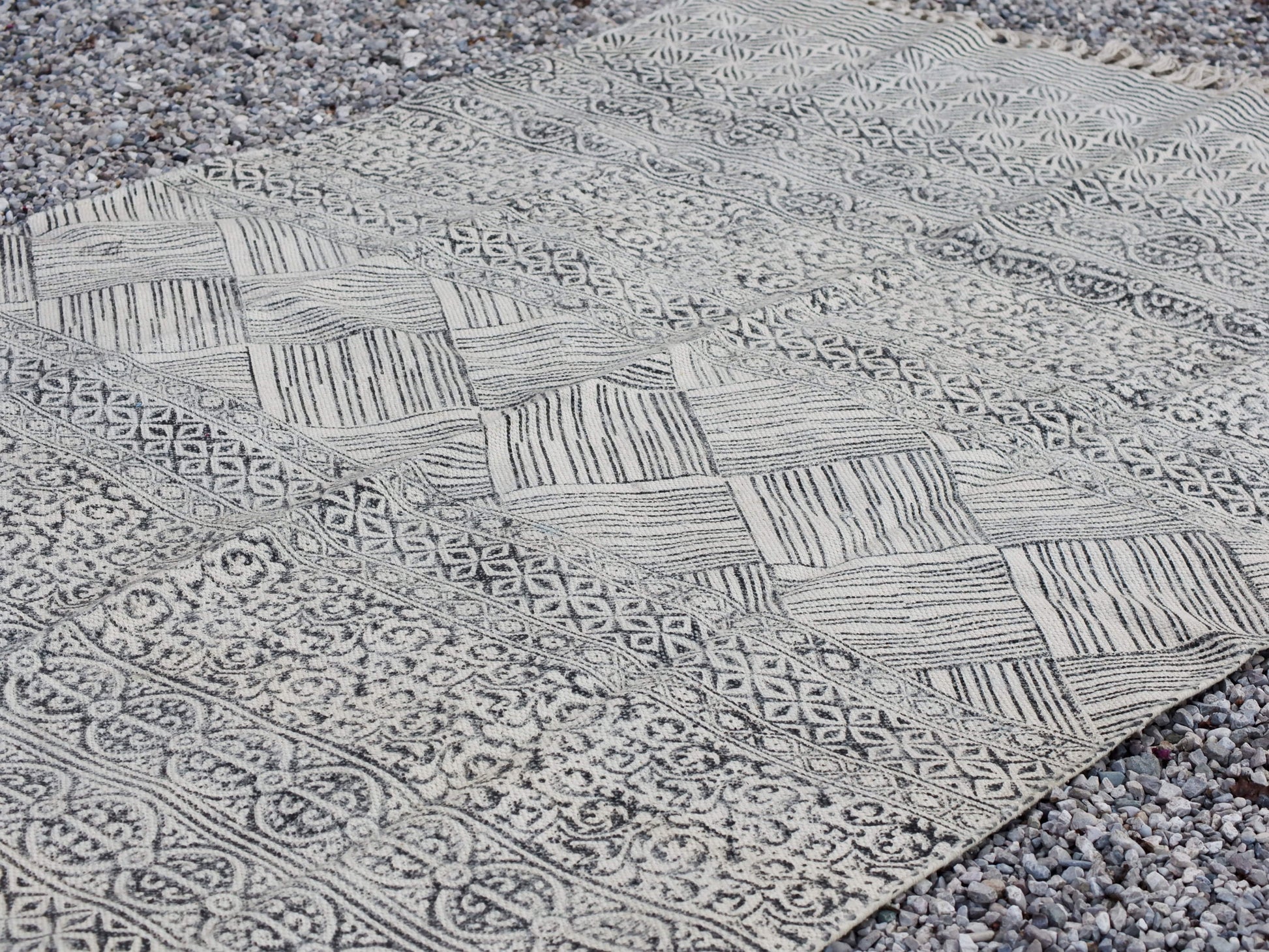 tappeto indiano in cotone, canapa, lino e juta lavorato artigianalmente  pezzo unico, si puo' usare anche come arazzo da appendere, come stuoia, come corsia made in india  dimensioni 120x190cm