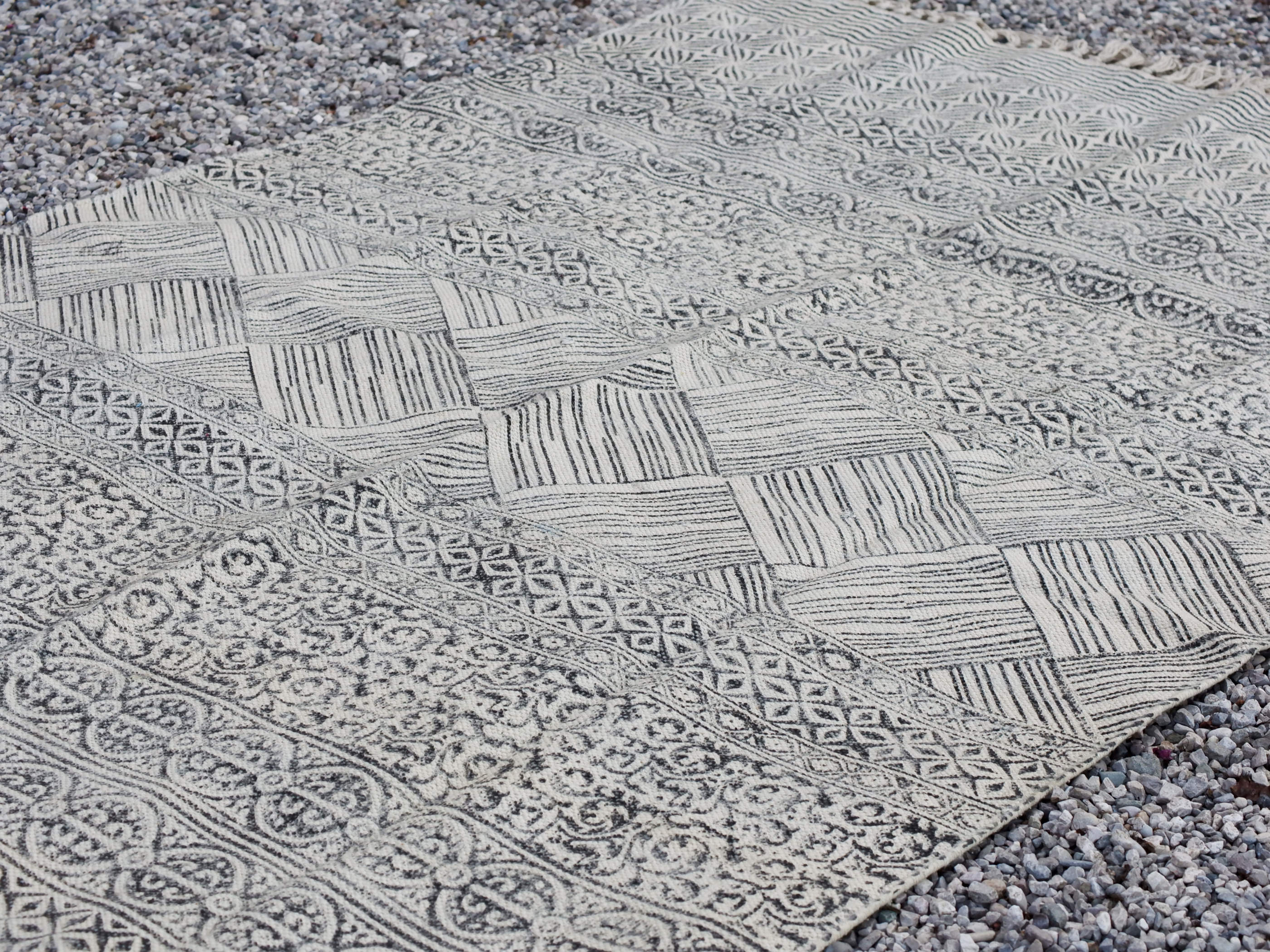 tappeto indiano in cotone, canapa, lino e juta lavorato artigianalmente  pezzo unico, si puo' usare anche come arazzo da appendere, come stuoia, come corsia made in india  dimensioni 120x190cm