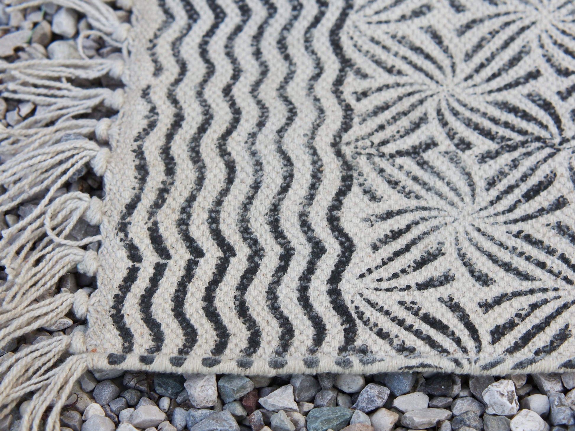tappeto indiano in cotone, canapa, lino e juta lavorato artigianalmente  pezzo unico, si puo' usare anche come arazzo da appendere, come stuoia, come corsia made in india  dimensioni 120x190cm