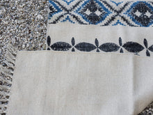 Carica l&#39;immagine nel visualizzatore di Gallery, tappeto indiano in cotone, canapa, lino e juta lavorato artigianalmente pezzo unico, si puo&#39; usare anche come arazzo da appendere, come stuoia, come corsia made in india  dimensioni 60x190cm