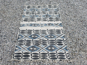 tappeto indiano in cotone, canapa, lino e juta lavorato artigianalmente pezzo unico, si puo' usare anche come arazzo da appendere, come stuoia, come corsia made in india  dimensioni 60x190cm