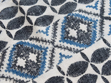 Carica l&#39;immagine nel visualizzatore di Gallery, tappeto indiano in cotone, canapa, lino e juta lavorato artigianalmente pezzo unico, si puo&#39; usare anche come arazzo da appendere, come stuoia, come corsia made in india  dimensioni 60x190cm