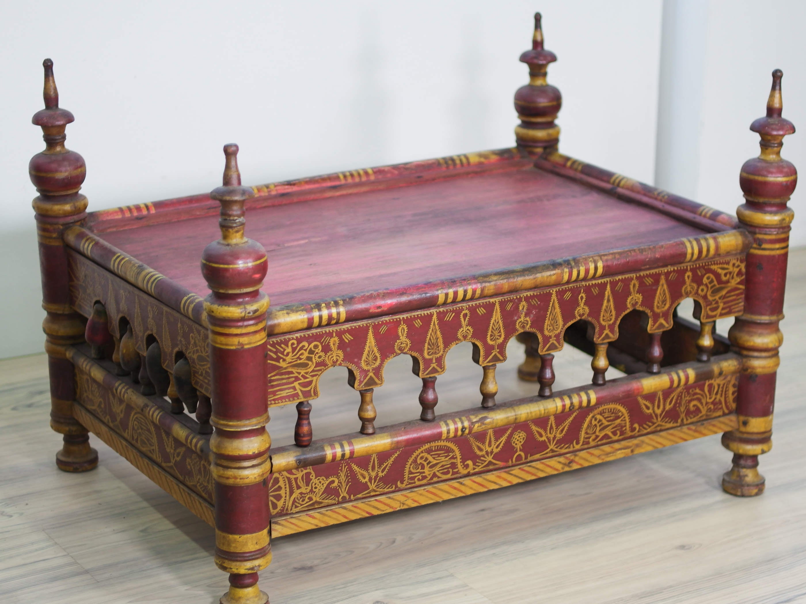 Tavolino Indiano Recuperato Da Un Antica Culla, Provenienza India Del Nord, Rajasthan. Dimensioni 90x64xh64cm.