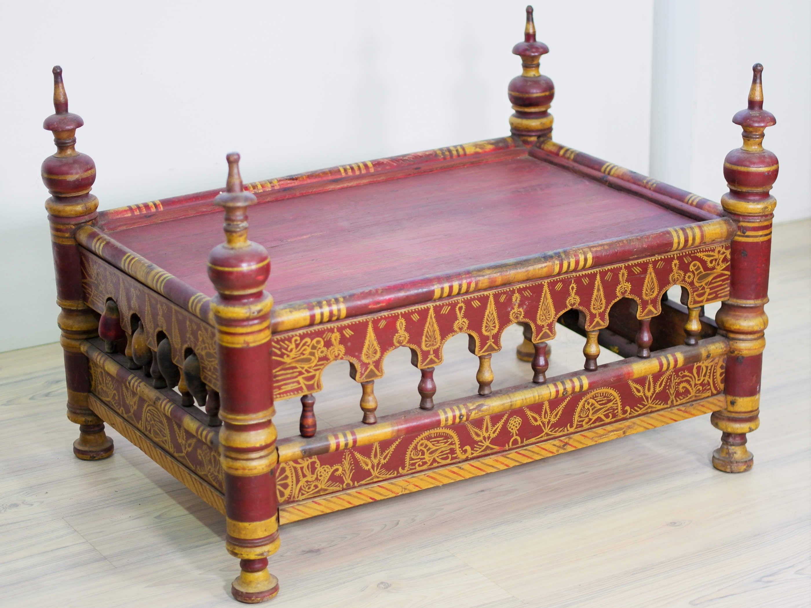 Tavolino Indiano Recuperato Da Un Antica Culla, Provenienza India Del Nord, Rajasthan. Dimensioni 90x64xh64cm.