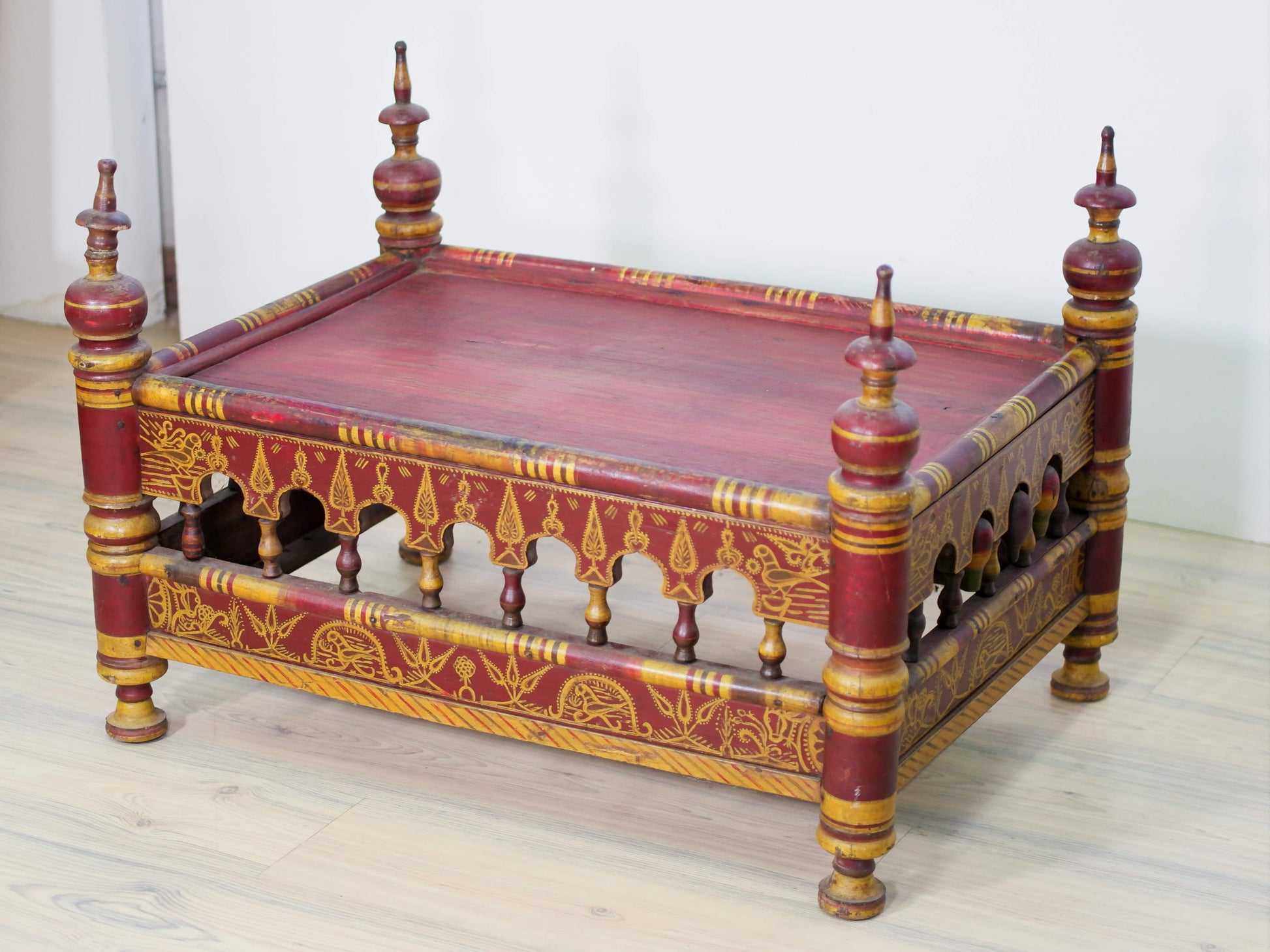 Tavolino Indiano Recuperato Da Un Antica Culla, Provenienza India Del Nord, Rajasthan. Dimensioni 90x64xh64cm.