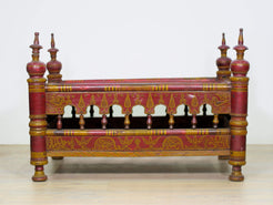 Tavolino Indiano Recuperato Da Un Antica Culla, Provenienza India Del Nord, Rajasthan. Dimensioni 90x64xh64cm.